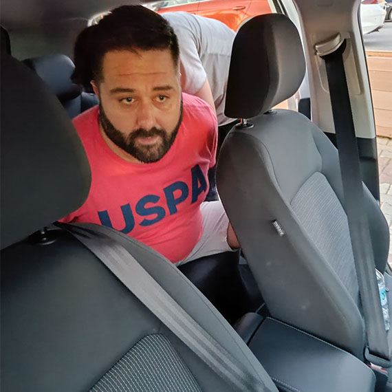 Bursa'da sosyal medyada canlı hayvan alımı ilanı vererek besici Adem D.'yi (37), 300 bin lira dolandıran 4 şüpheli kurulan özel ekip tarafından, Balıkesir'in Edremit ilçesine kadar Plaka Takip Sistemi (PTS) kameralarından izlenerek yakalandı.