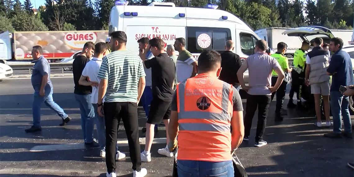 Esenyurt tem otoyolu bahçeşehir mevkisinde çok sayıda aracın karıştığı zincirleme kaza meydana geldi. Olay yerine çok sayıda itfaiye ve sağlık ve polis ekibi sevk edildi.