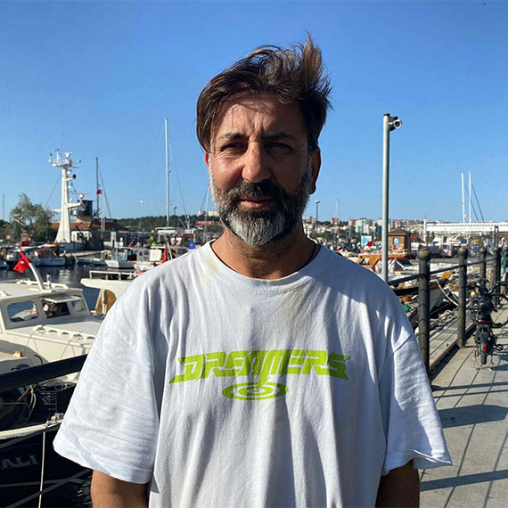 Ege Denizi'nde trofe avı için dalış yapan rekortmen dalgıç Müjdat Turan, yaklaşık 2 metre boyunda ve kuyruğu halatla bağlanmış vatozu su altı kamerasıyla görüntüledi.