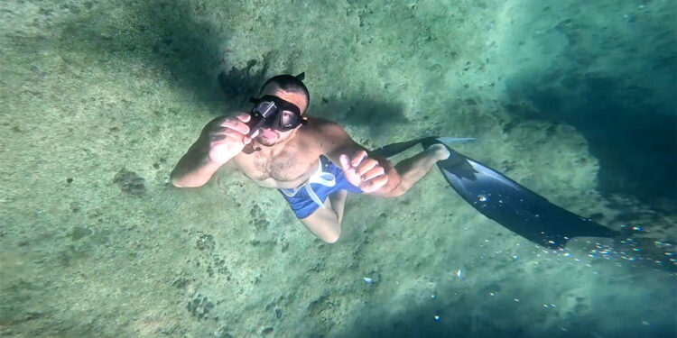 Değerli eşyalarını denize düşürenler cankurtaranlardan yardım istiyor