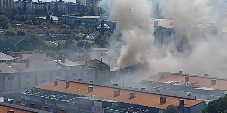 Sultangazi'de sanayi sitesinde yangın 