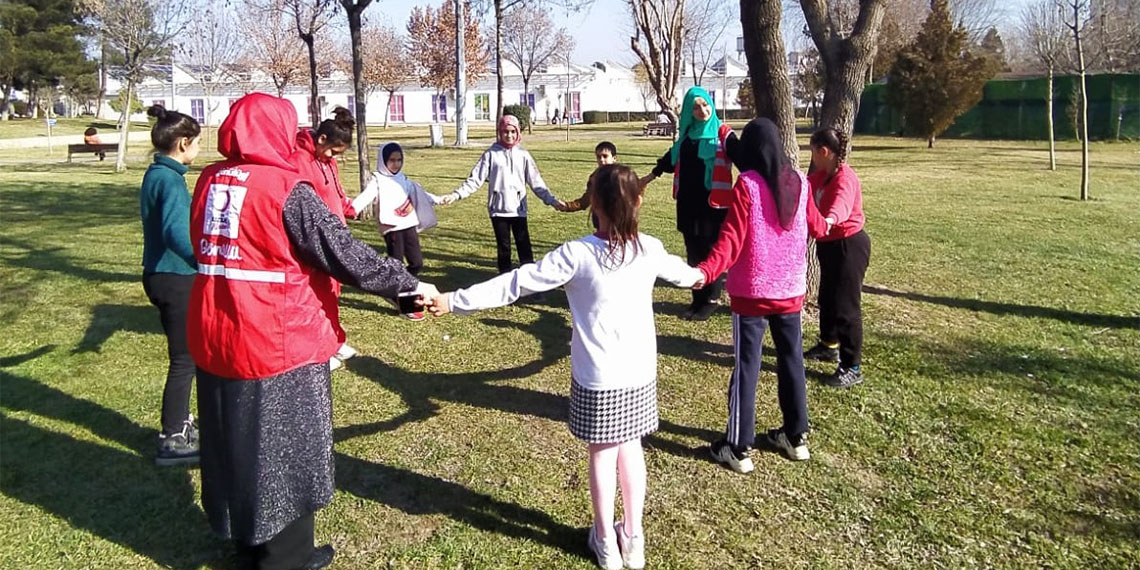 Ebeveyn kaybı yaşayan çocuklara yönelik Yetim Destek Programı’yla deprem bölgesinde 532 ihtiyaç sahibi çocuğu destekleyen Türk Kızılay, program kapsamında, harçlık ve öğrenim desteğinin yanı sıra sosyal etkinlik, mentorluk, kariyer danışmanlığı ve psikososyal destek hizmetleri sağlıyor. Ayrıca, 23 yaşına gelinceye dek yetim çocukların yanında oluyor.