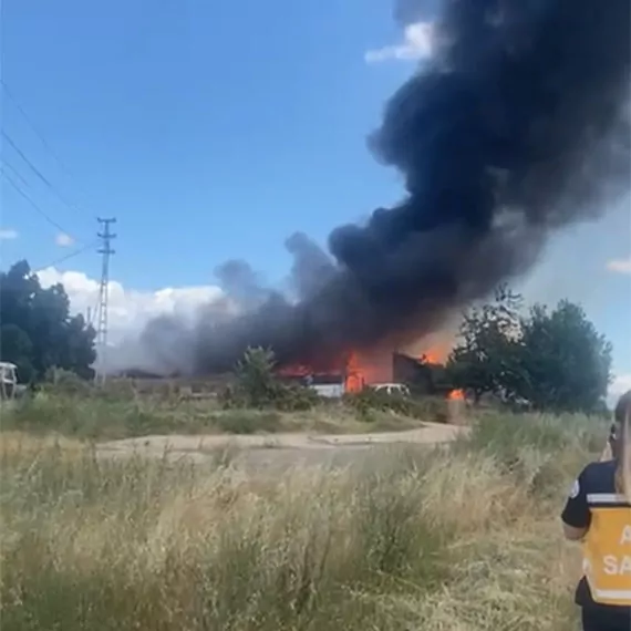 Tokat'ta 500 büyükbaşın bulunduğu ahır ve samanlık, çıkan yangında zarar gördü. Ahırdaki hayvanlar ise tahliye edildi.