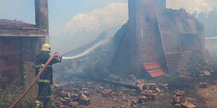 Tokat'ta 500 büyükbaşın bulunduğu ahır ve samanlık yandı