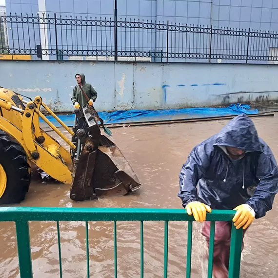 Rize'de sağanak yağış etkili oldu, bazı köylerde heyelan ve taşkınlara neden oldu. Belediye ekipleri iş makineleriyle temizlik çalışması başlattı.