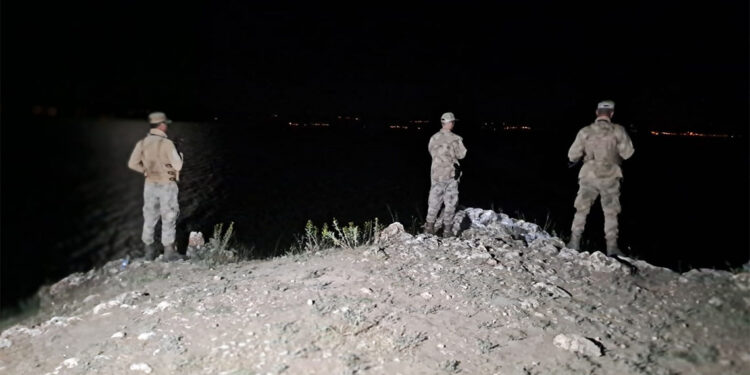 Lastik botla Van Gölüne açılan 4 kişiden haber alınamıyor