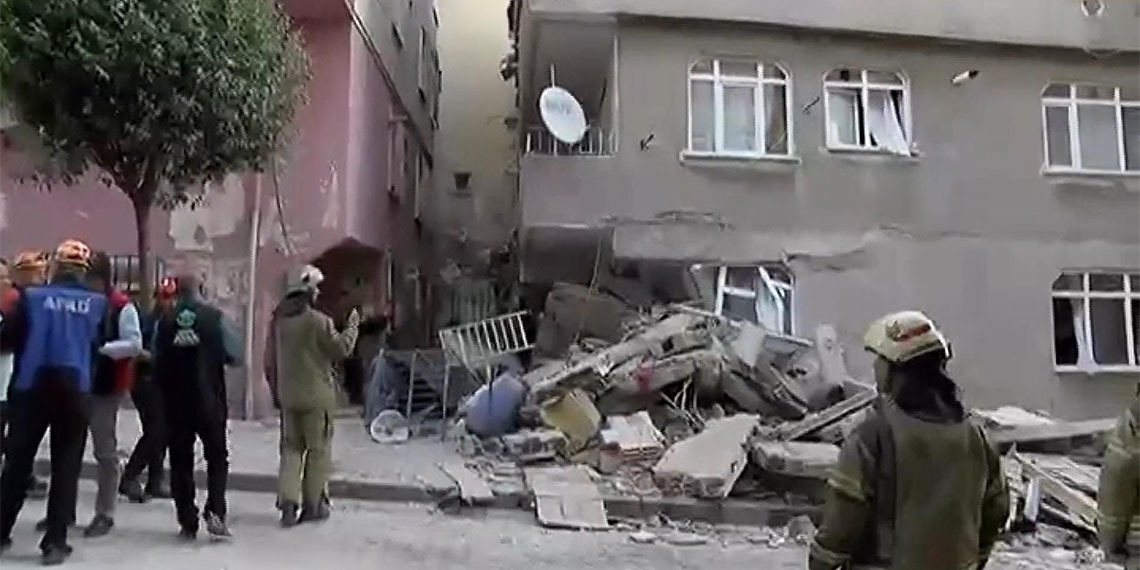 Bahçelievler'de 4 katlı binada çökme meydana geldi. Olay yerine sevk edilen ekipler, çalışma başlattı.