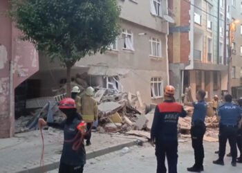 Bahçelievler'de 4 katlı binada çökme