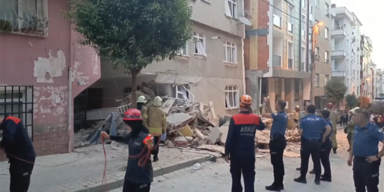 Bahçelievler'de 4 katlı binada çökme