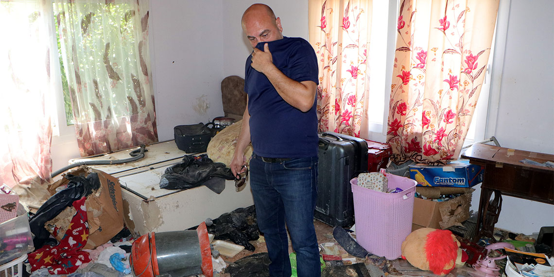 Adana'da, kiracısı Ş.S.'ye (35) sokakta bulduğu onlarca hayvanı evine getirip beslediği gerekçesiyle dava açan Mürsel Maaşoğlu, 3 yılın sonunda mahkeme yoluyla teslim aldığı harabeye dönen evde ve bahçesinde, onlarca kedi ölüsü buldu.