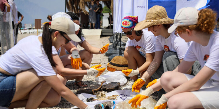 Konyaaltı Sahili'nde ve deniz dibinde temizlik