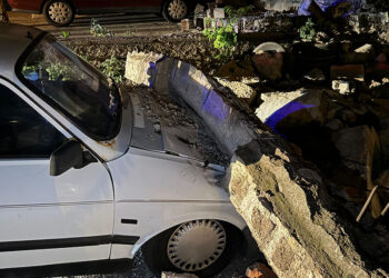 Kayseri'de bahçe duvarı 3 aracın üzerine devrildi
