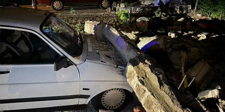 Kayseri'de bahçe duvarı 3 aracın üzerine devrildi