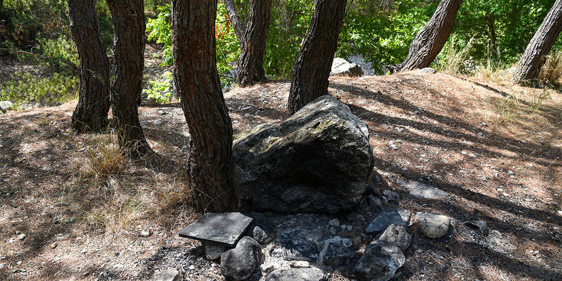 Yangın riski nedeniyle ormanda ve 4 kilometre yakınında ateş yakmanın yasak olduğu Antalya'da, bazı duyarsız kişilerin ağaçların altında piknik yapıp, mangal kömürünü bıraktığı, şişe gibi çöpleri çevreye attığı görüldü.