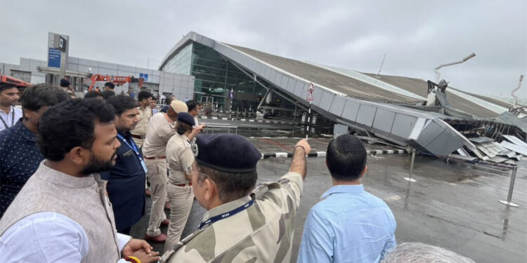 Hindistan'da havalimanının çatısı çöktü; 1 ölü 4 yaralı