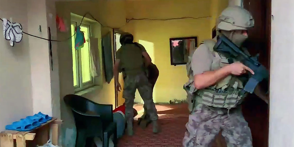 Banka hesaplarında 450 milyon dolarlık işlem hacmi tespit edilen yasa dışı bahis şebekesi şüphelileri adliyede.