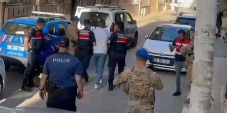 İzmir'de 'işıkkent çetesi'ne operasyon; 10 gözaltı