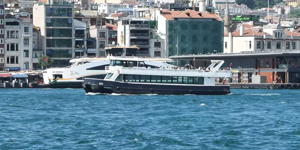 İstanbul'a gelen yerli ve yabancı turistlerin vazgeçilmezi olan boğaz turunda yabancı turist tarifesi; eminönü'nde 150, sultanahmet'te 3 bin 500 tl.
