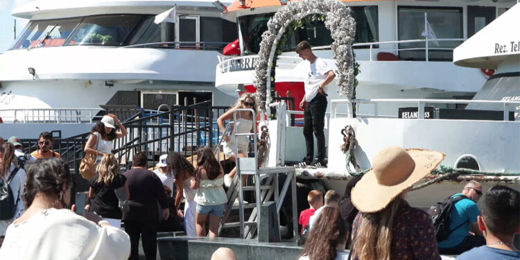 Boğaz turunda yabancı turist tarifesi