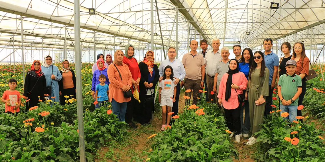 Tokat’ın erbaa ilçesinde kesme çiçekçilik sektörüne nitelikli iş gücü sağlamak için başlatılan proje kapsamında 300’ü kadın, toplam 400 kişi hem eğitim alıyor hem de üretime katılıyor.