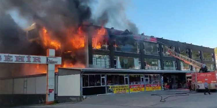 Amasya'da AVM'de yangın