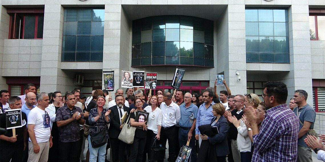 Öldürülen Ata Emre Akman’ın avukatı İbrahim Erenci, "17 yaşında olması onun çocuk olduğunu göstermez, 25 kez bıçak sallayan bir sosyopata nasıl çocuk dersiniz? Bunu kabul etmiyoruz." diye konuştu.