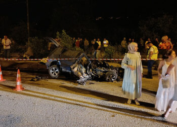 Beton mikseri karşı şeride geçip otomobile çarptı; 1 ölü, 1 yaralı