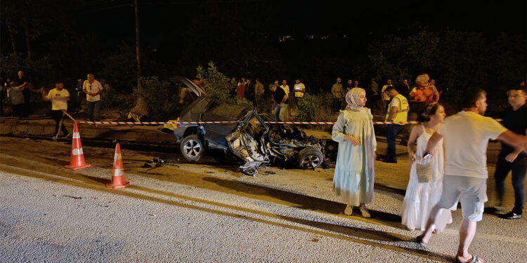 Beton mikseri karşı şeride geçip otomobile çarptı; 1 ölü, 1 yaralı