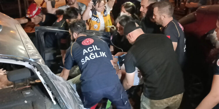 Yarıştıkları iddia edilen iki otomobil çarpıştı; 1 ölü, 2 yaralı