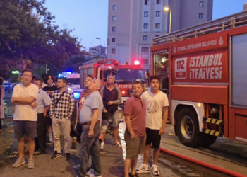 Ataşehir'de 14 katlı binada yangın