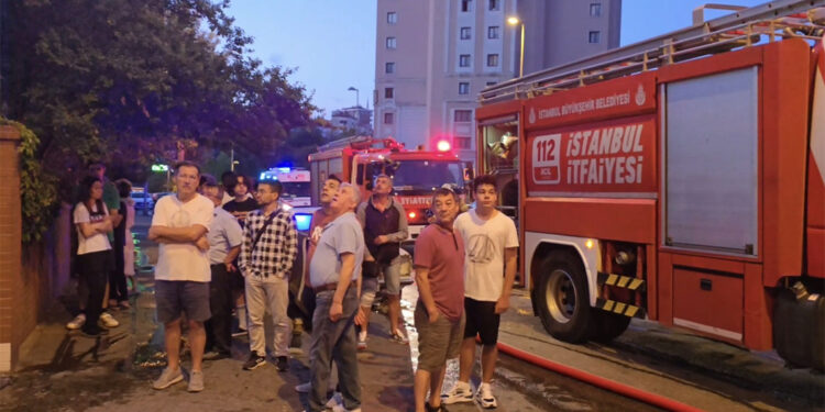 Ataşehir'de 14 katlı binada yangın