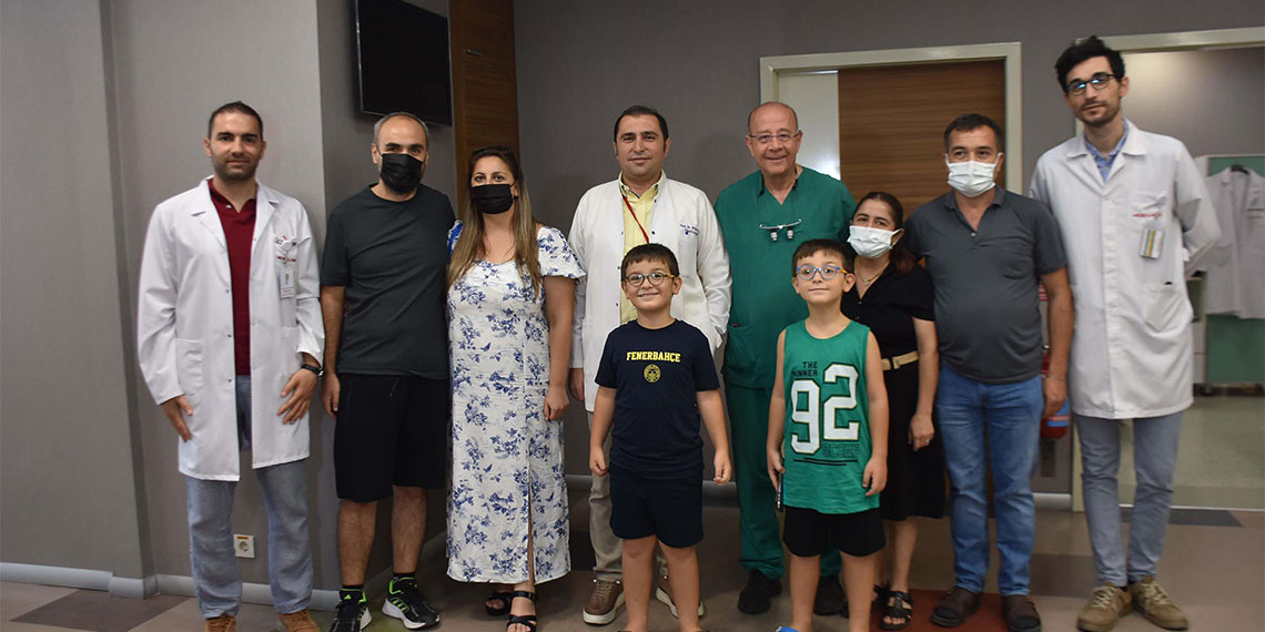 İzmir'de böbrek yetmezliği hastaları Zerrin Güvenç (34) ve Nazan Besçi (34) eşlerinden yapılan çapraz organ nakli ile sağlıklarına kavuştu.