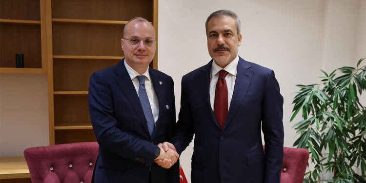 Hakan Fidan Arnavut mevkidaşı ile bir araya geldi