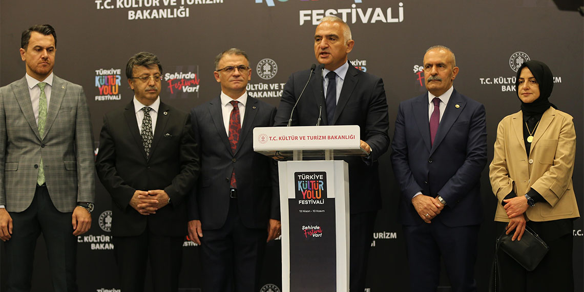 Van Kültür Yolu Festivali, Kültür ve Turizm Bakanı Mehmet Nuri Ersoy'un katılımıyla başladı. Türkiye'nin turizm değerine dikkat çeken Bakan Ersoy, "Dünya Turizm Örgütü, Türkiye'nin ilk 5 turizm ülkesinden biri olduğunu verilerle ortaya koymaktadır. Artık turizmin liderlik yarışında değişmez bir aktör konumundayız" dedi.