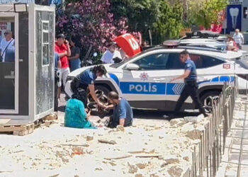 Avcılar'da otomobil yayaların arasına daldı