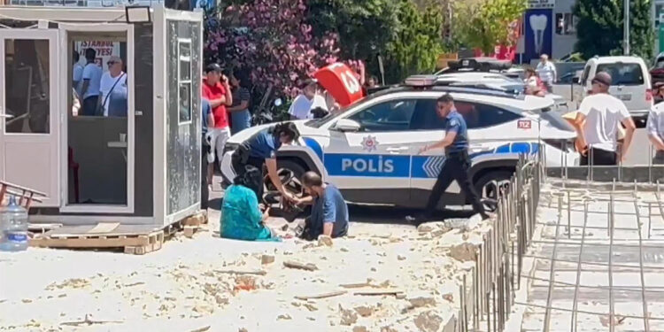 Avcılar'da otomobil yayaların arasına daldı