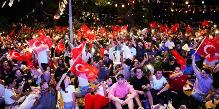 A Milli Futbol Takımı'nın Çekya zaferini dev ekrandan izlediler