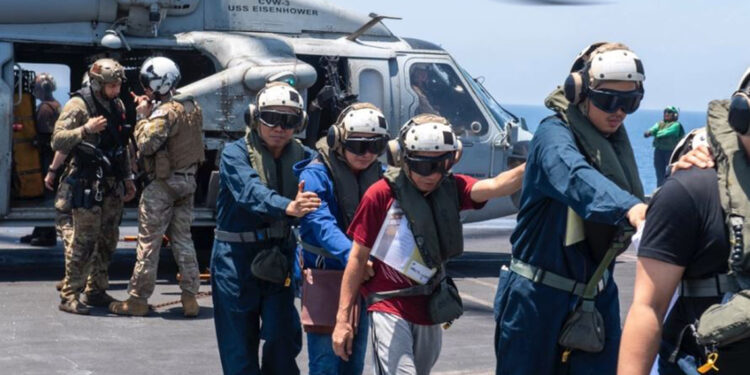 ABD, Husiler tarafından vurulan geminin mürettebatını kurtardı