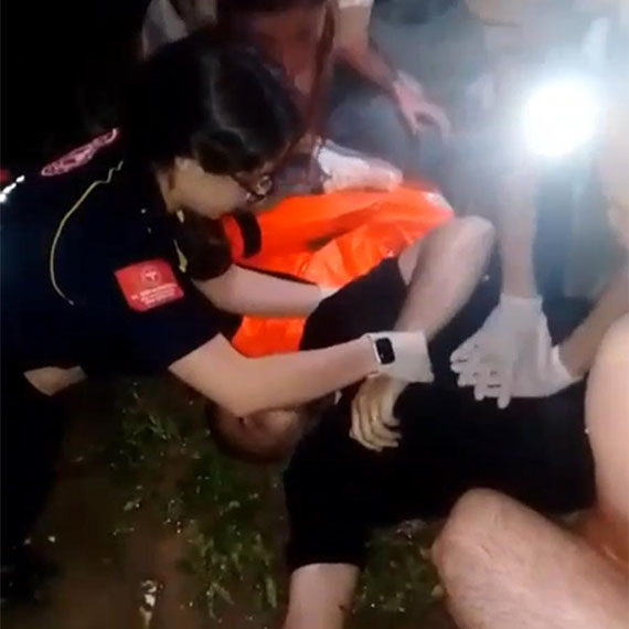 Artvin'de Çoruh Nehri Baraj Gölü'nde alabora olan tur teknesinde yaralanan off-road sporcusu öldü, 4 kişi yaralı.