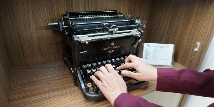 Adalet Meslek Yüksekokulu'nda antika daktilo sergisi