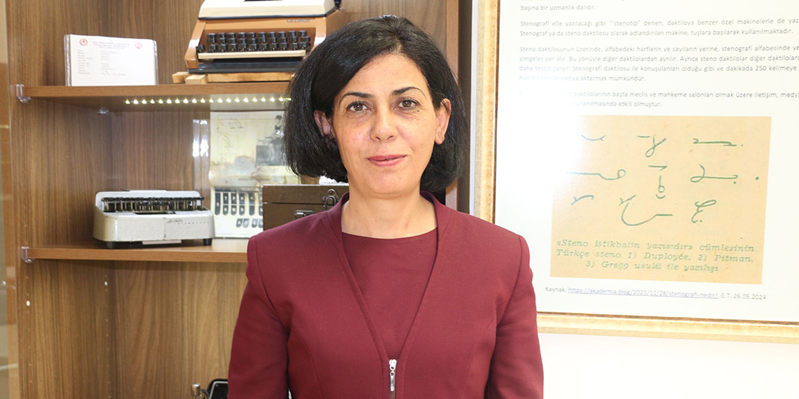 Adalet Meslek Yüksekokulu'nda antika daktilo sergisi