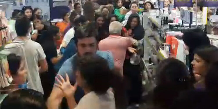 Adana'da kozmetik mağazasında indirim izdihamı