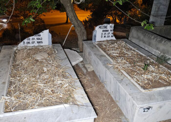 Adana'da mezar taşlarına saldırı