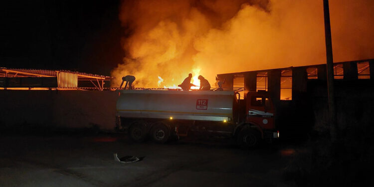 Adana'da palet fabrikasında yangın