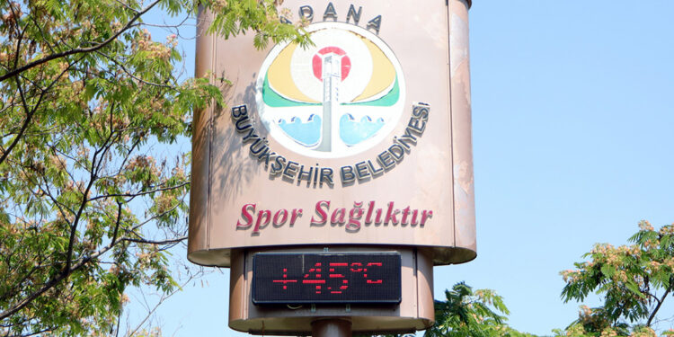Adana'da termometreler 45 dereceyi gösterdi