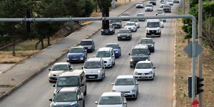 Afyonkarahisar-Antalya kara yolunda bayram yoğunluğu