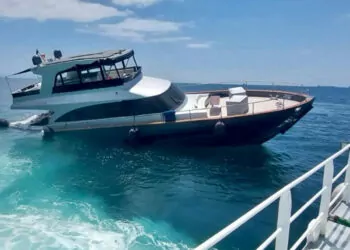 Ahırkapı açıklarında tekne battı: 8 kişi kurtarıldı