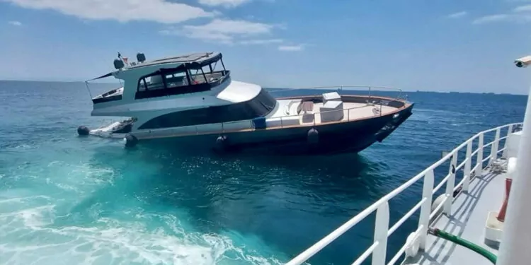 Ahırkapı açıklarında tekne battı: 8 kişi kurtarıldı