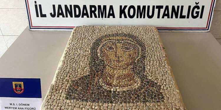 Akhisar'da Meryem Ana işlemeli mozaik pano ele geçirildi