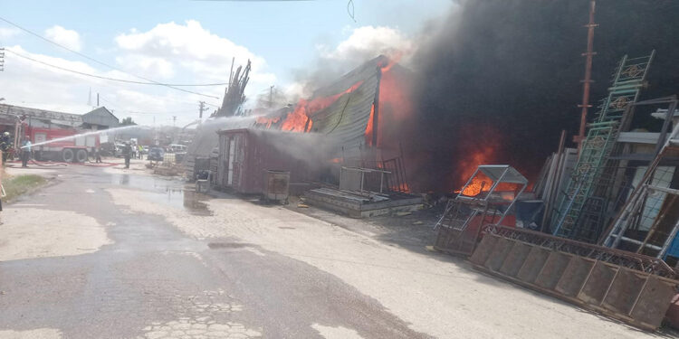 Aksaray'da kereste deposunda yangın; alevler hurda deposuna da sıçradı